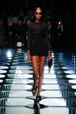 バレンシアガ 2015年春夏コレクション - ダイヤ型が豊麗に輝く、モダンなフェミニニティ｜写真28