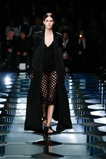 バレンシアガ 2015年春夏コレクション - ダイヤ型が豊麗に輝く、モダンなフェミニニティ｜写真29