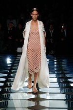 バレンシアガ 2015年春夏コレクション - ダイヤ型が豊麗に輝く、モダンなフェミニニティ｜写真30