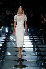 バレンシアガ 2015年春夏コレクション - ダイヤ型が豊麗に輝く、モダンなフェミニニティ｜写真31