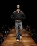 ジースター“バイカーパンツ着想”デニムパンツ、ヴィンテージ加工のルーズシルエットで｜写真8