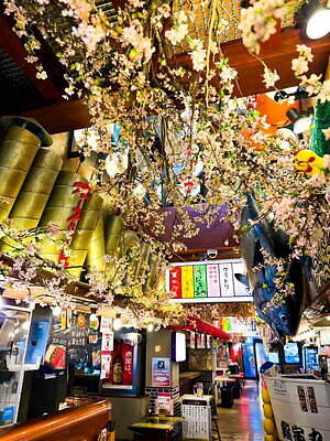 代々木「ほぼ新宿のれん街」倉庫型横丁の桜まつり、花見気分で楽しむ料理や夜間ライトアップ｜写真2