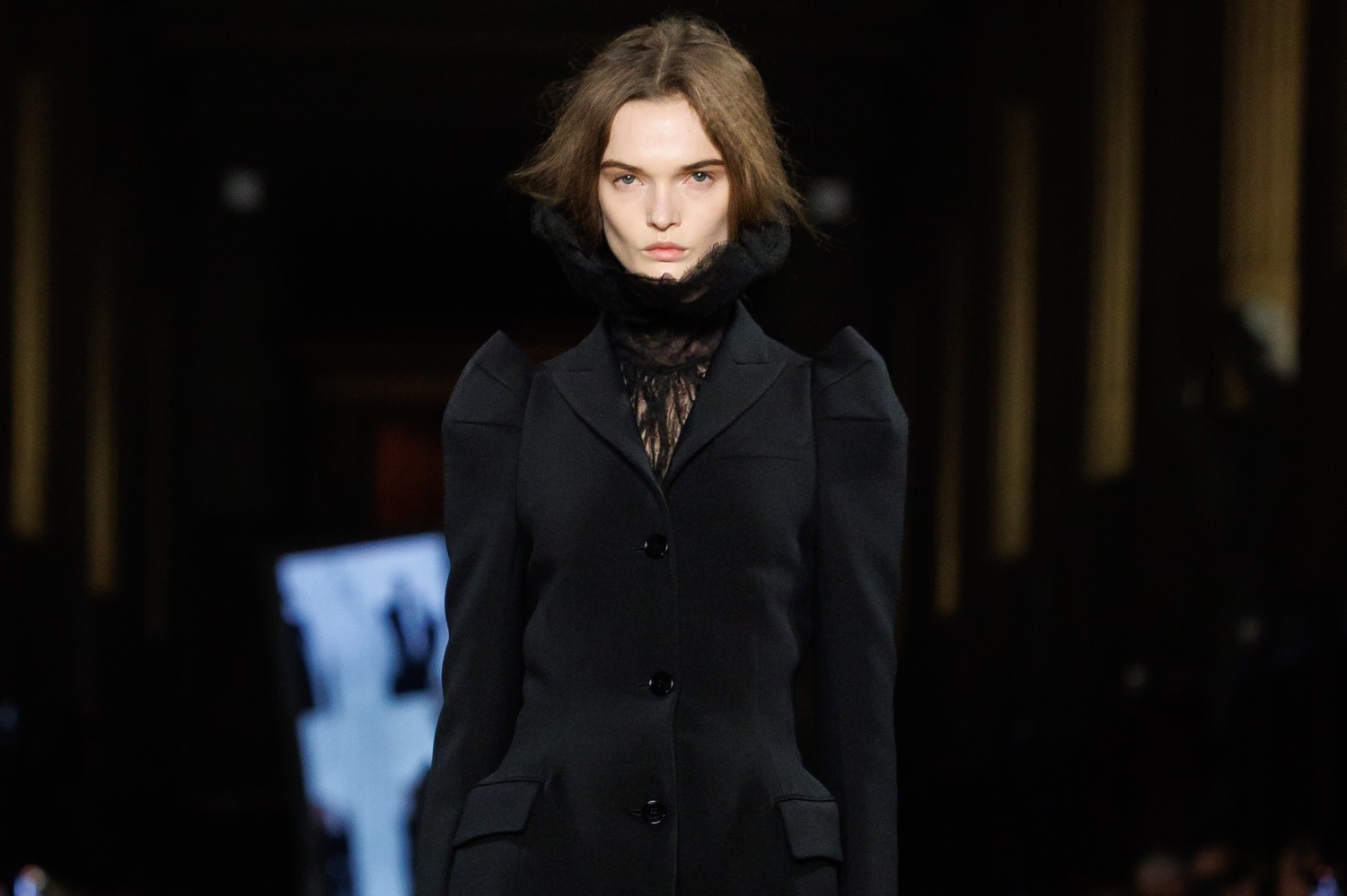 Alexander McQueen 写真集 Alexander McQueen's Spring Summer 2001 show Voss challenged