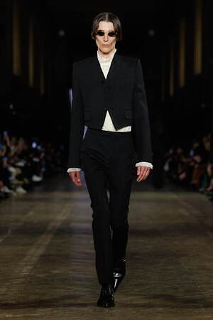 マックイーン(McQueen) 2025-26年秋冬ウィメンズ&メンズコレクション  - 写真4