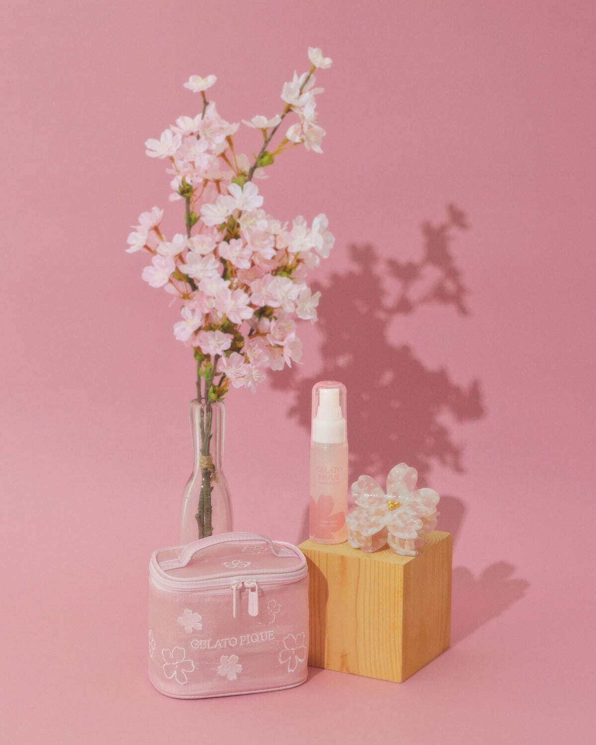 【SPRING】さくら刺繍オーガンジーバニティポーチ 4,620円、さくらヘアクリップ 2,860円、さくらミニボトルヘアミスト 2,750円