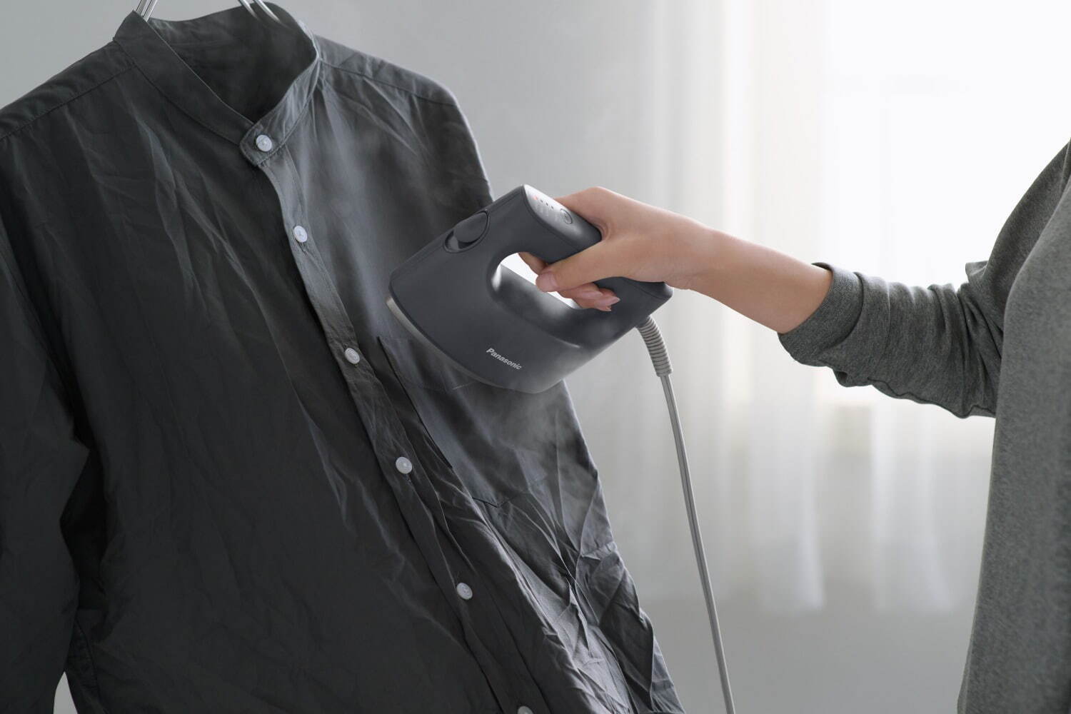 パナソニックの人気「衣類スチーマー」で簡単シワのばし！お気に入りの衣服を美しくキープ｜写真18