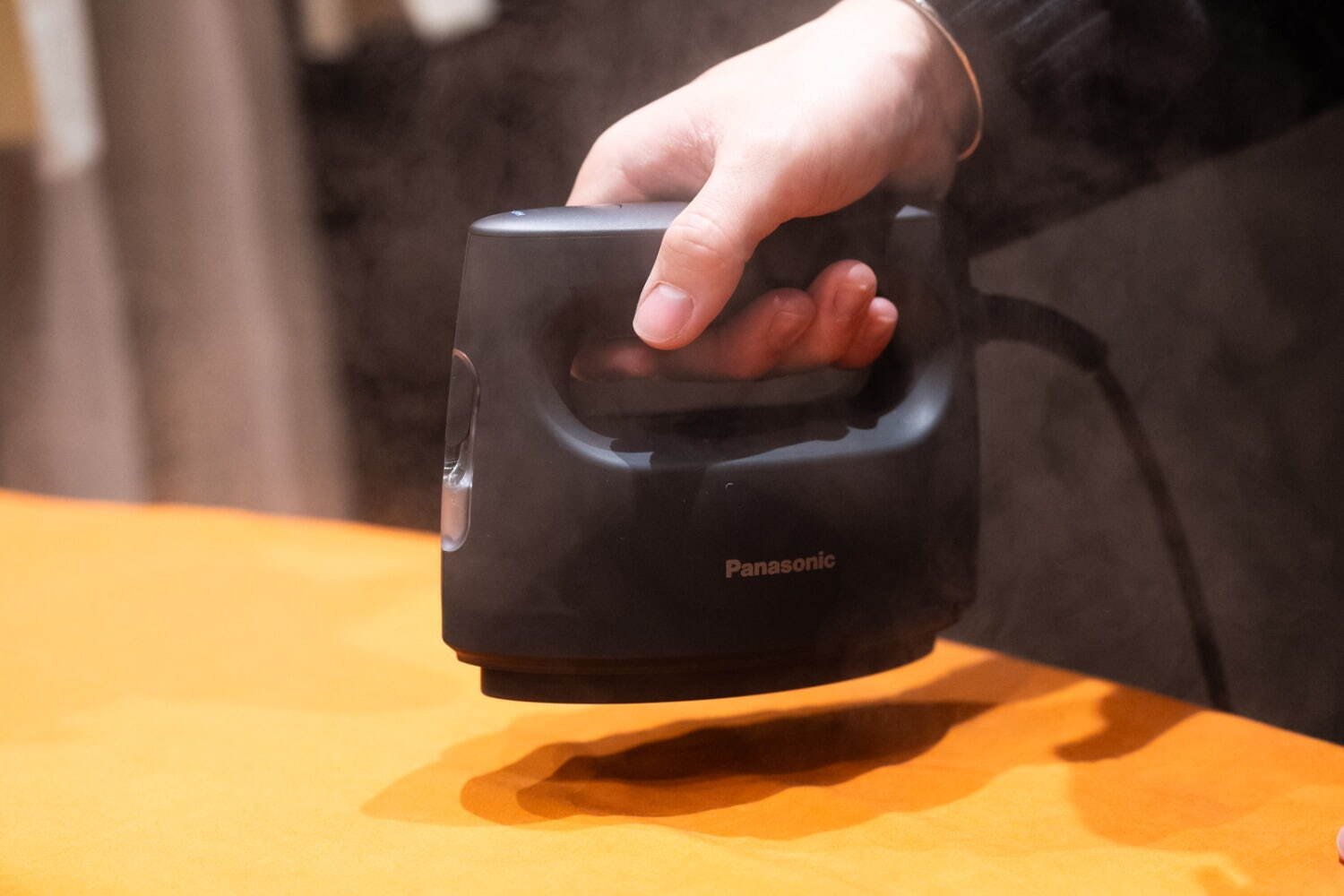 パナソニックの人気「衣類スチーマー」で簡単シワのばし！お気に入りの衣服を美しくキープ｜写真2