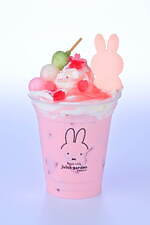 フラワーミッフィー ジュースガーデン「苺×桜」春色ストロベリーラテ、植木鉢風の器入りモンブランも｜写真2