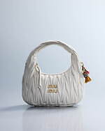 ミュウミュウのカスタムイベントが国内5店舗で、好みのチャームで人気スニーカー＆バッグをアレンジ｜写真10