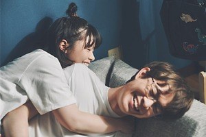 映画『佐藤さんと佐藤さん』岸井ゆきの＆宮沢氷魚がだらしない弁護士妻と浪人主夫に、凸凹夫婦の15年