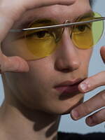 イッセイ ミヤケ アイズ25年春夏サングラス、“一直線フレームライン”に新色ブラウン＆イエロー｜写真9