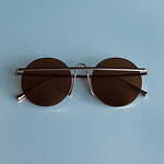 イッセイ ミヤケ アイズ25年春夏サングラス、“一直線フレームライン”に新色ブラウン＆イエロー｜写真4