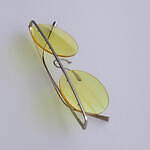 イッセイ ミヤケ アイズ25年春夏サングラス、“一直線フレームライン”に新色ブラウン＆イエロー｜写真2