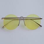 イッセイ ミヤケ アイズ25年春夏サングラス、“一直線フレームライン”に新色ブラウン＆イエロー｜写真1