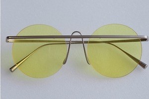 イッセイ ミヤケ アイズ25年春夏サングラス、“一直線フレームライン”に新色ブラウン＆イエロー