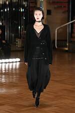 フェティコ 2025-26年秋冬コレクション、1950年代のパンキッシュなムードとオートクチュール｜写真53