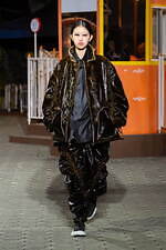 ヨシオクボ 2025-26年秋冬コレクション - 究極のパターンが生む“傑作”な瞬間｜写真1