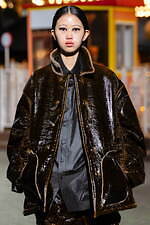 ヨシオクボ 2025-26年秋冬コレクション - 究極のパターンが生む“傑作”な瞬間｜写真2