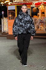 ヨシオクボ 2025-26年秋冬コレクション - 究極のパターンが生む“傑作”な瞬間｜写真11