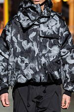 ヨシオクボ 2025-26年秋冬コレクション - 究極のパターンが生む“傑作”な瞬間｜写真12