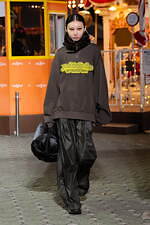 ヨシオクボ 2025-26年秋冬コレクション - 究極のパターンが生む“傑作”な瞬間｜写真13