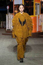 ヨシオクボ 2025-26年秋冬コレクション - 究極のパターンが生む“傑作”な瞬間｜写真15