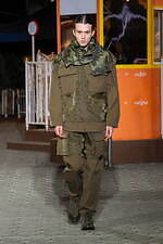 ヨシオクボ 2025-26年秋冬コレクション - 究極のパターンが生む“傑作”な瞬間｜写真19