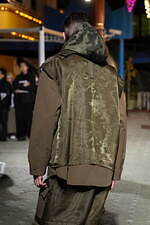 ヨシオクボ 2025-26年秋冬コレクション - 究極のパターンが生む“傑作”な瞬間｜写真21