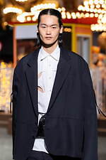 ヨシオクボ 2025-26年秋冬コレクション - 究極のパターンが生む“傑作”な瞬間｜写真28