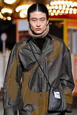 ヨシオクボ 2025-26年秋冬コレクション - 究極のパターンが生む“傑作”な瞬間｜写真30