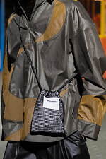 ヨシオクボ 2025-26年秋冬コレクション - 究極のパターンが生む“傑作”な瞬間｜写真31