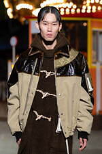 ヨシオクボ 2025-26年秋冬コレクション - 究極のパターンが生む“傑作”な瞬間｜写真39