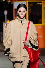 ヨシオクボ 2025-26年秋冬コレクション - 究極のパターンが生む“傑作”な瞬間｜写真43