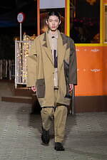 ヨシオクボ 2025-26年秋冬コレクション - 究極のパターンが生む“傑作”な瞬間｜写真45