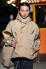 ヨシオクボ 2025-26年秋冬コレクション - 究極のパターンが生む“傑作”な瞬間｜写真49