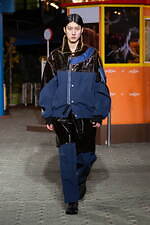 ヨシオクボ 2025-26年秋冬コレクション - 究極のパターンが生む“傑作”な瞬間｜写真54