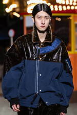 ヨシオクボ 2025-26年秋冬コレクション - 究極のパターンが生む“傑作”な瞬間｜写真55