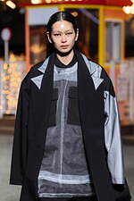 ヨシオクボ 2025-26年秋冬コレクション - 究極のパターンが生む“傑作”な瞬間｜写真57