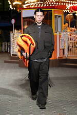 ヨシオクボ 2025-26年秋冬コレクション - 究極のパターンが生む“傑作”な瞬間｜写真58