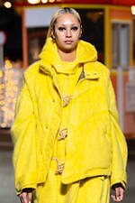 ヨシオクボ 2025-26年秋冬コレクション - 究極のパターンが生む“傑作”な瞬間｜写真64