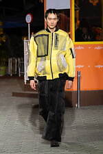 ヨシオクボ 2025-26年秋冬コレクション - 究極のパターンが生む“傑作”な瞬間｜写真65