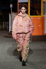 ヨシオクボ 2025-26年秋冬コレクション - 究極のパターンが生む“傑作”な瞬間｜写真68