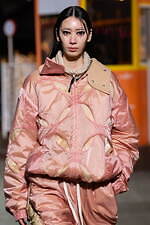 ヨシオクボ 2025-26年秋冬コレクション - 究極のパターンが生む“傑作”な瞬間｜写真69