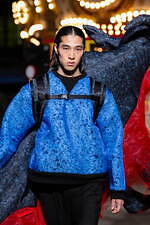 ヨシオクボ 2025-26年秋冬コレクション - 究極のパターンが生む“傑作”な瞬間｜写真71