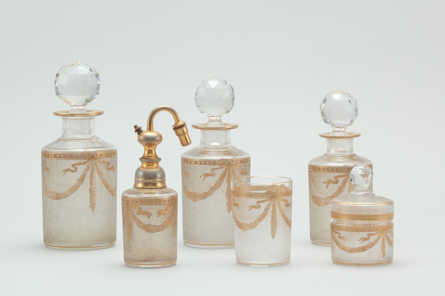 硝子工芸｜「ヨーロッパの装い」展が東京・ポーラ文化研究所で、19～20世紀のガラス化粧品やコンパクトなど