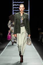 タエ アシダ  2025-26年秋冬コレクション - 軽やかな温もり｜写真11