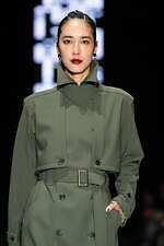 タエ アシダ  2025-26年秋冬コレクション - 軽やかな温もり｜写真21