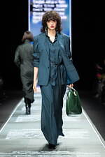 タエ アシダ  2025-26年秋冬コレクション - 軽やかな温もり｜写真25