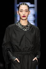 タエ アシダ  2025-26年秋冬コレクション - 軽やかな温もり｜写真32