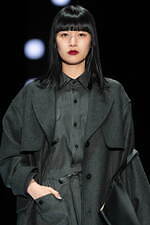 タエ アシダ  2025-26年秋冬コレクション - 軽やかな温もり｜写真41